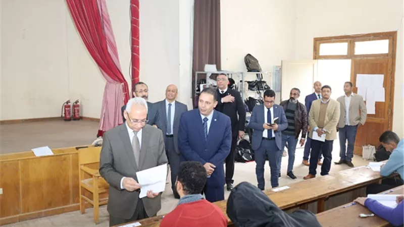 رئيس جامعة المنيا يتفقد لجان امتحانات كلية الطب البيطرى