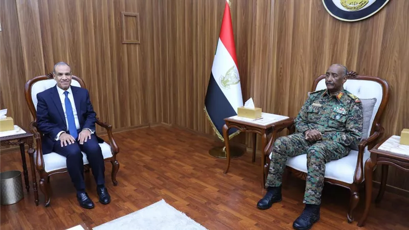 وزير الخارجية يلتقي رئيس مجلس السيادة الانتقالي بالسودان