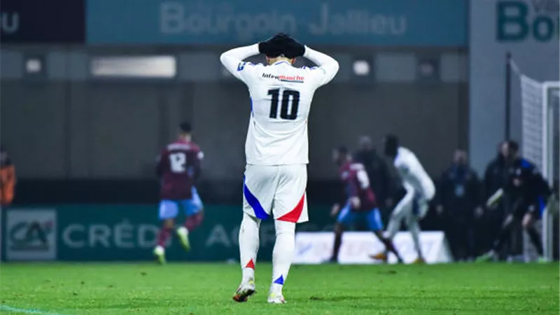 شاهد .. الجماهير تحتفل مع لاعبى بورجوان جاليو بعد الاطاحة بـ ليون