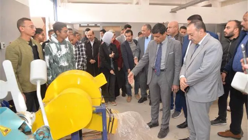 محافظ أسيوط يشهد تطوير ماكينة إنتاج ألياف الموز