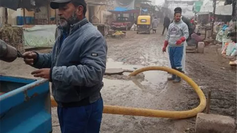 حمله شامله لتطهير بيارات الصرف الصحي بمدينه الحمام بمطروح