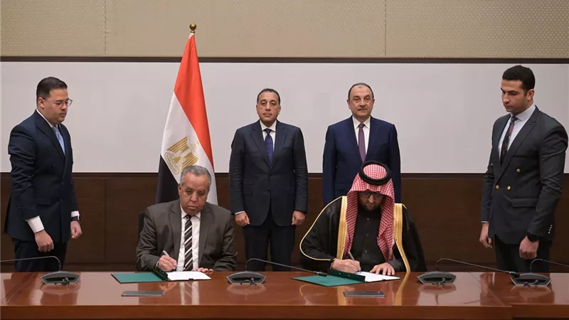 مدبولى يشهد توقيع عقد تشغيل فرن قوس حراري لإنتاج سبائك السيليكو منجنيز