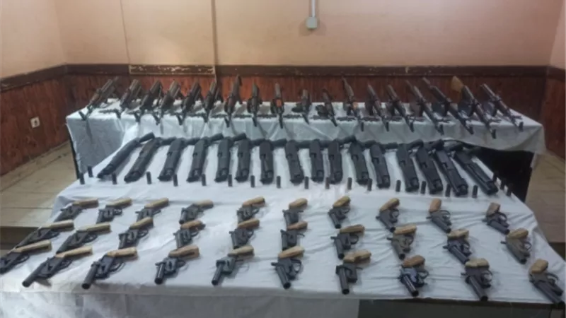 الداخلية تضبط معلمين الكيف وتجار السلاح في 3 محافظات