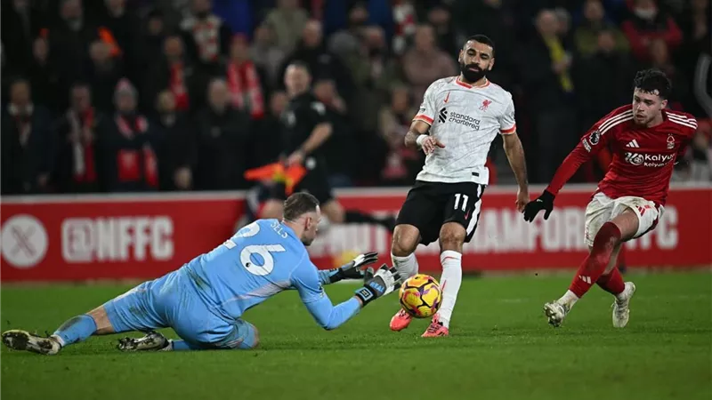 تركي آل الشيخ يثير الجدل بصورة لمحمد صلاح بقميص الهلال السعودي