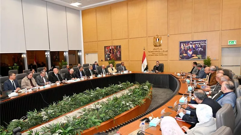 وزير الإسكان يتابع موقف مشروعات مياه الشرب والصرف الصحي