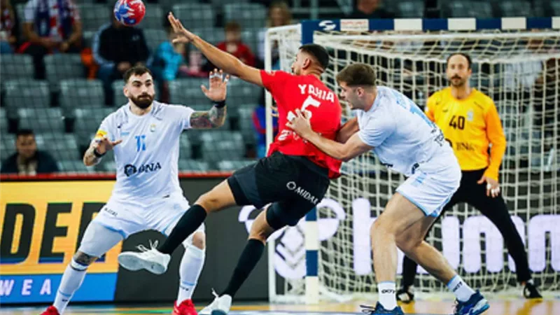 وزير الرياضة يدعم ويهنئ منتخب اليد بعد الفوز علي الأرجنتين