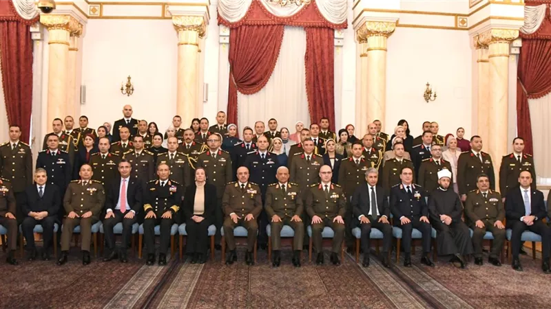وزير الدفاع يشهد حفل تخرج دورة التمثيل الدبلوماسى العسكرى المصرى بالخارج