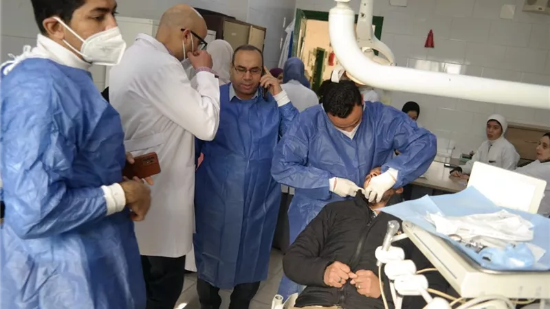 جامعة أسيوط تُطلق قافلة طبية متخصصة في طب الأسنان