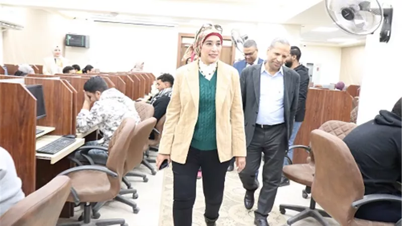 رئيس جامعة الأقصر تتفقد لجان امتحانات كلية الطب