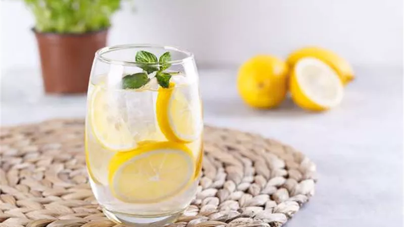 مشروبات صحيه تساعد على تنظيف المعدة والقولون من السموم