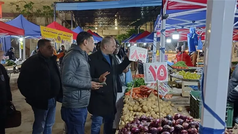 35 منفذ لبيع السلع الاساسية بسوق اليوم الواحد بالمندرة