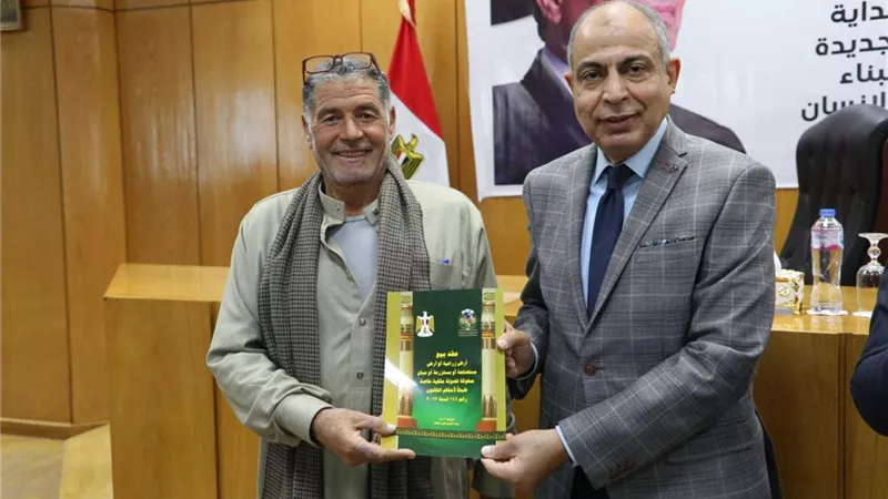 كدوانى يسلم 150 عقدًا لتقنين أراضي أملاك الدولة