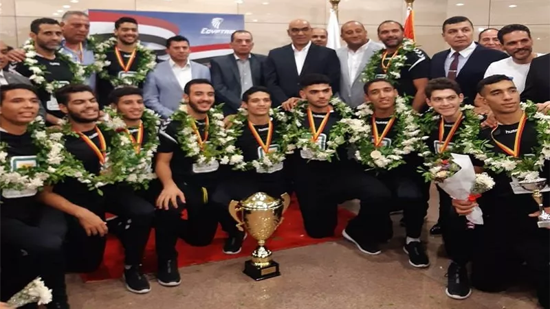 بعثة منتخب ناشئي اليد تصل القاهرة ووزير الشباب والرياضة يستقبلهم في المطار
