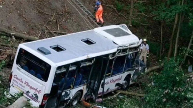 مصرع 13 صينيا وإصابة 31 آخرين إثر حادث تحطم حافلة فى لاوس