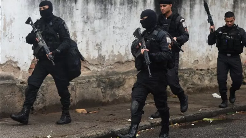 مسلح يحتجز 18 رهينة في حافلة بريو دي جانيرو