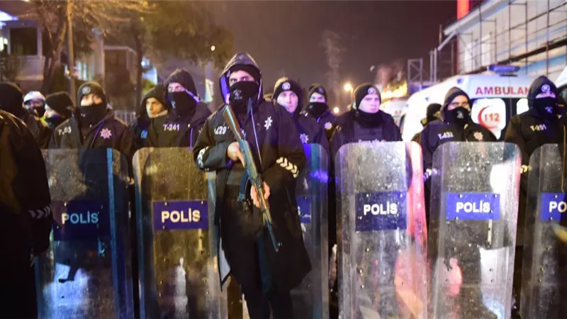 الشرطة التركية تفرق متظاهرين احتجاجا على عزل رؤساء بلديات أكراد