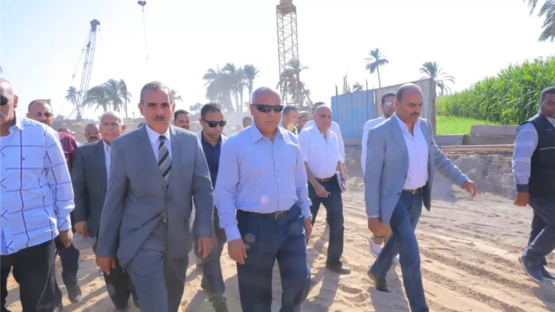 وزير النقل يتفقد محوري ديروط وسمالوط على النيل