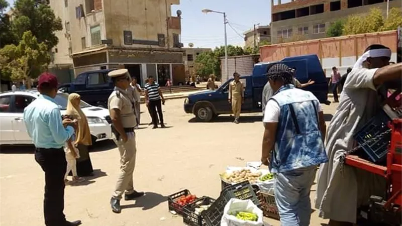 تحرير ١٥ محضر مخالفات فى حملة مكبرة لرفع الاشغالات بالوادى الجديد.صور