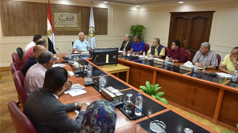 محافظ مطروح يستعرض مقترح انشاء مجمع للمصالح الحكومية