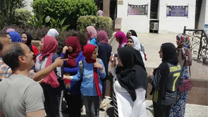 23 طالبة ينظمن وقفة امام المحافظة للمطالبة بدخولهن مدرسة اسيوط الثانوية الرياضية للبنات
