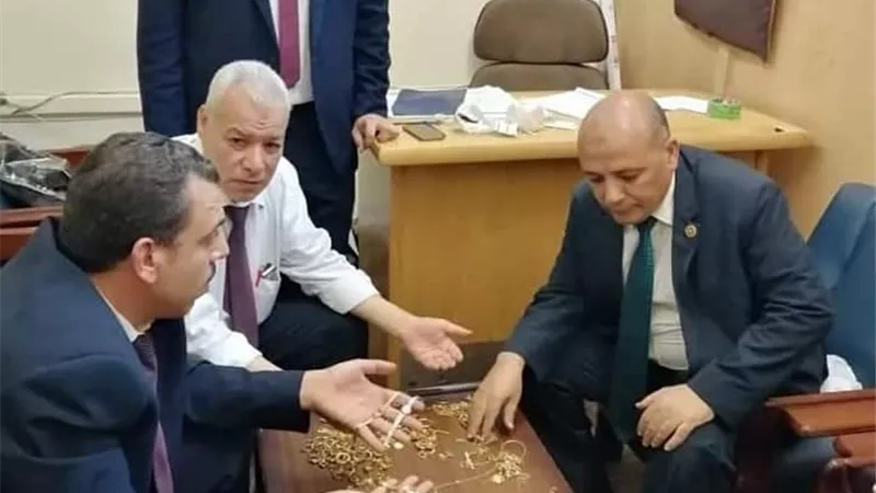 جمارك مطار القاهرة تضبط محاولة تهريب كمية من المشغولات الذهبية