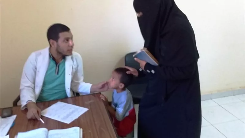 إجراء الكشف الطبى على 1339 مواطن ومواطنة بقرية الزنيقة بإدفو