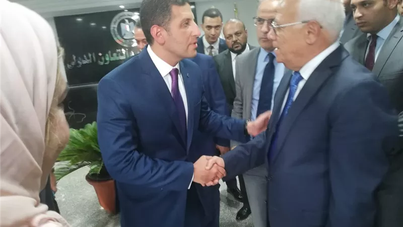 محافظ بورسعيد يتفقد مركز خدمة المستثمرين بالمنطقة الحرة العامة