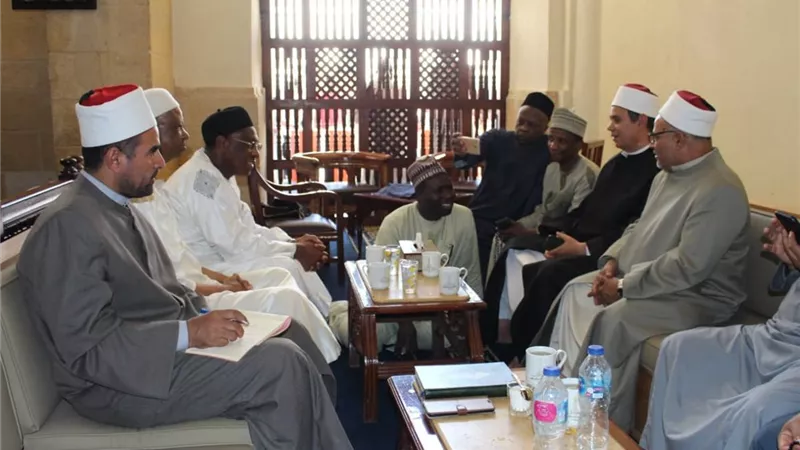 وفد كاميروني يزور الجامع الأزهر ويشيد بالدور الريادي لمؤسسته
