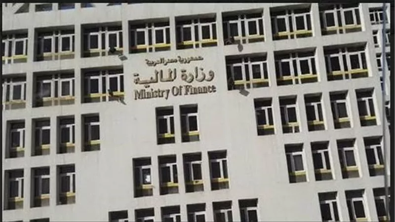 المالية تكرم «المتميزين» بالمركز اللوجيستى بمطار القاهرة