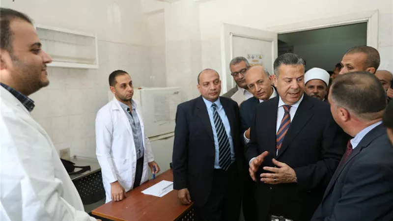 محافظ بني سويف ورئيس الجامعة يتفقدان القافلة الطبية بجزيرة أبو صالح.. صور