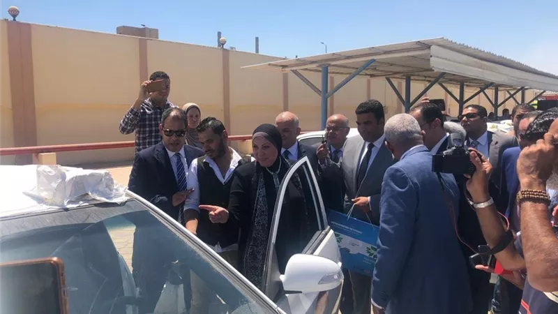 جهاز تنمية المشروعات يقوم بتسليم 50 سيارة اجرة لشباب محافظة السويس