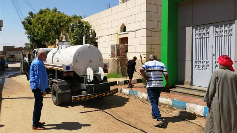 حملة غسيل لأرصفة المؤسسات الحكومية جنوب الأقصر