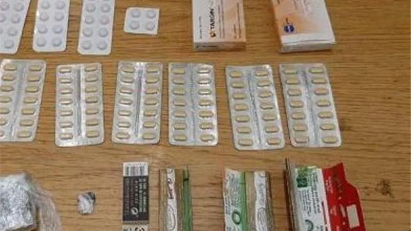 ضبط حشيش وأقراص مخدرة بحوزة راكب بمطار القاهرة