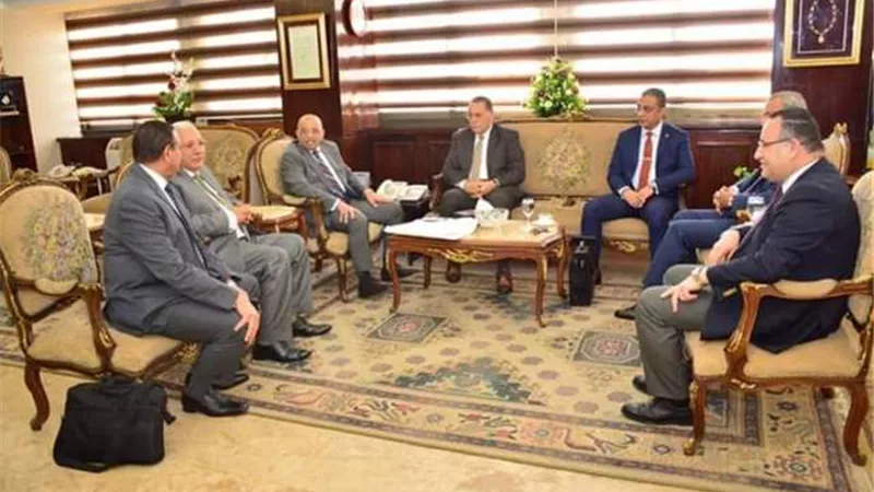 وزير التنمية المحلية يستعرض ملف تقنين الأراضى بالوادى الجديد..صور