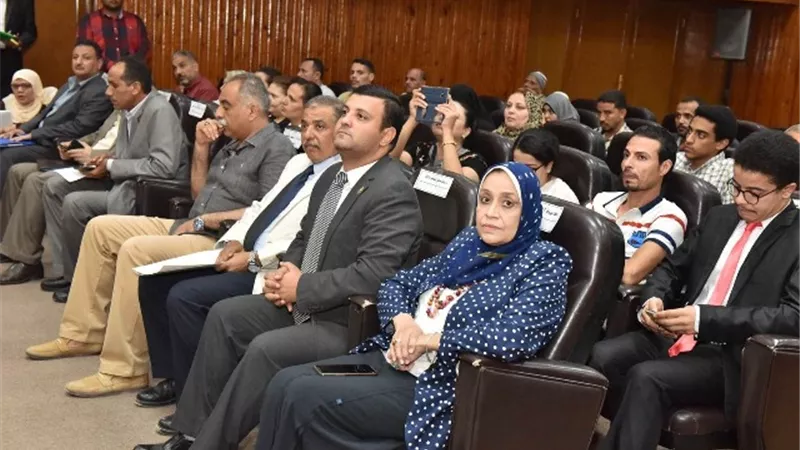 محافظ أسيوط يستهل لقاء المواطنين بتكريم الدكتورة 