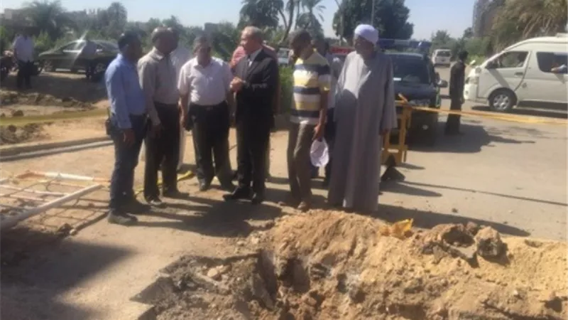 محافظ الاقصر يتفقد أعمال إصلاح هبوط شارع التليفزيون