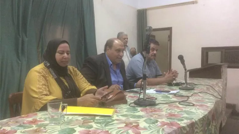 رئيس مدينة الزقازيق يجتمع مع أصحاب المكامير والفحم والمسابك
