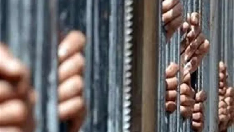 حبس عاطل لانضمامه لجماعة محظورة وبحوزته منشورات تهدد نظام الحكم