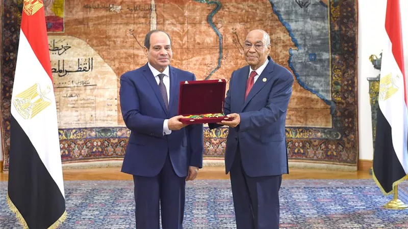السيسى يمنح وسام الجمهورية لرئيس هيئة قضايا الدولة السابق