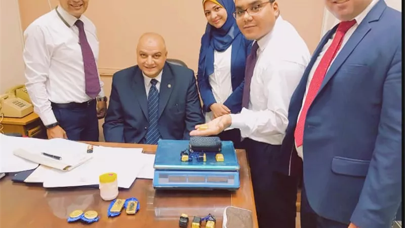 ضبط ٣ سودانيات حاولن تهريب ١١ سبيكة ذهبية حول اجسادهن بالمطار