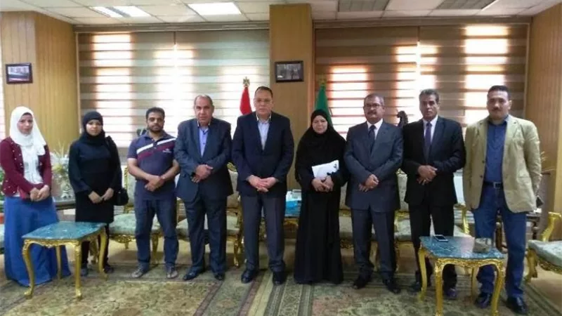 امير الشارقة يقدم شيكا بمبلغ 50 الف جنية لاسرة ضحية حادث القطار بالشرقية