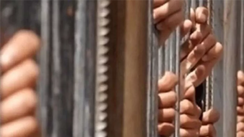 حبس شاب وإخلاء سبيل فتاة ضبطا في وضع مخل داخل 