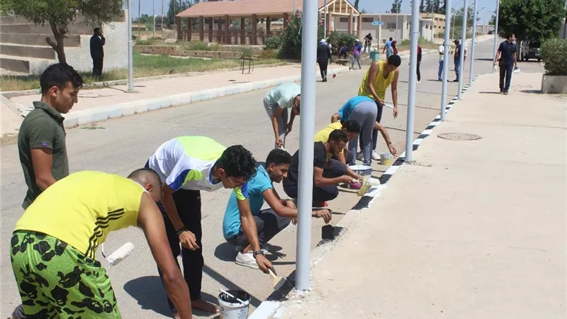 طلاب التربية الرياضية بجامعة القناة يجملون الكلية استعدادا للعام الدراسي