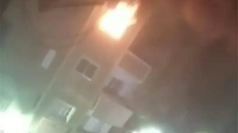 بالصور.. الدفع بـ3 سيارات إطفاء للسيطرة على حريق شقة النزهة