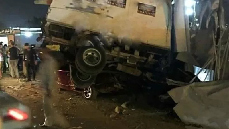 بسبب السرعة الجنونية.. اصطدام 