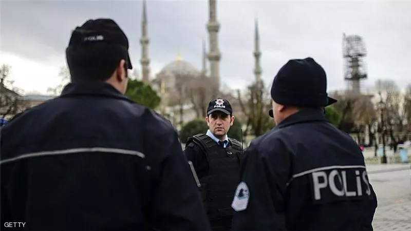 تركيا تعتقل عشرات العسكريين والمدنيين