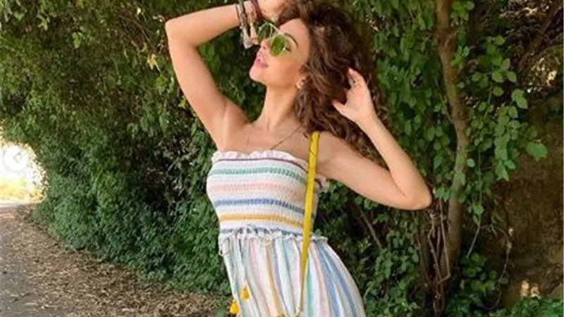 فنانة مشهورة 