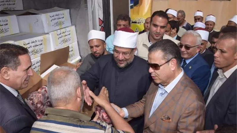 وزير الأوقاف يوزع صكوك الأضاحي ويشهد عقد قران في بني سويف ..صور