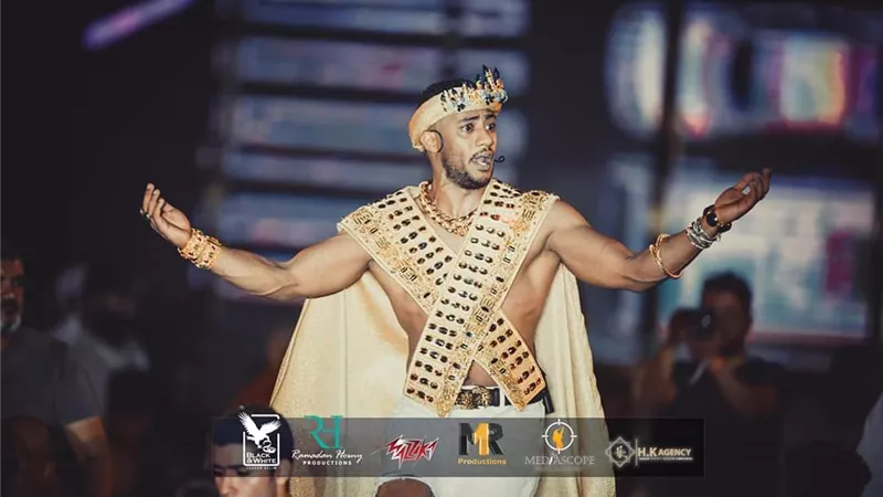 محمد رمضان يقدم استعراضات جريئة على المسرح .. صور