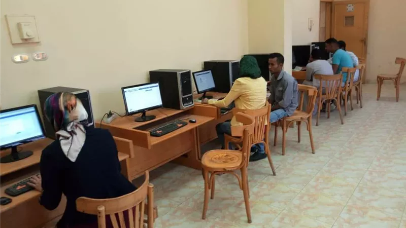 معامل التنسيق الإلكتروني بجنوب الوادي تستقبل طلاب المرحلة الثالثة